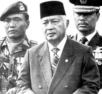 Suharto med två
militärer