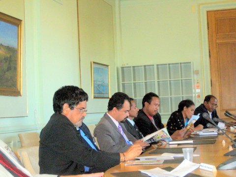 Del av parlamentraikerdelegationen i
    riksdagshuset med Antonio Cardoso Machado (Fretilin) längst
    bak till vänster